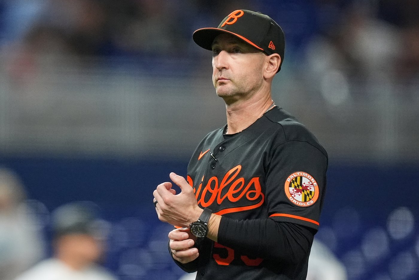 Orioles manager playfully puts on a mask in the dugout to protect himself from foul balls | iNFOnews.ca Orioles manager playfully puts on a mask in the dugout to protect himself from foul balls | iNFOnews.ca