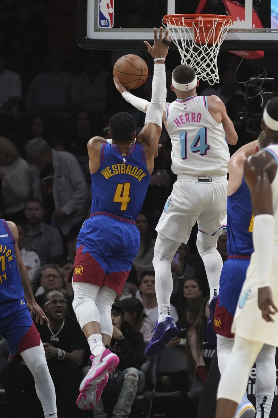 Murray scores 30 points, Jokic has another triple-double to help Nuggets roll past Butler and Heat | iNFOnews.ca