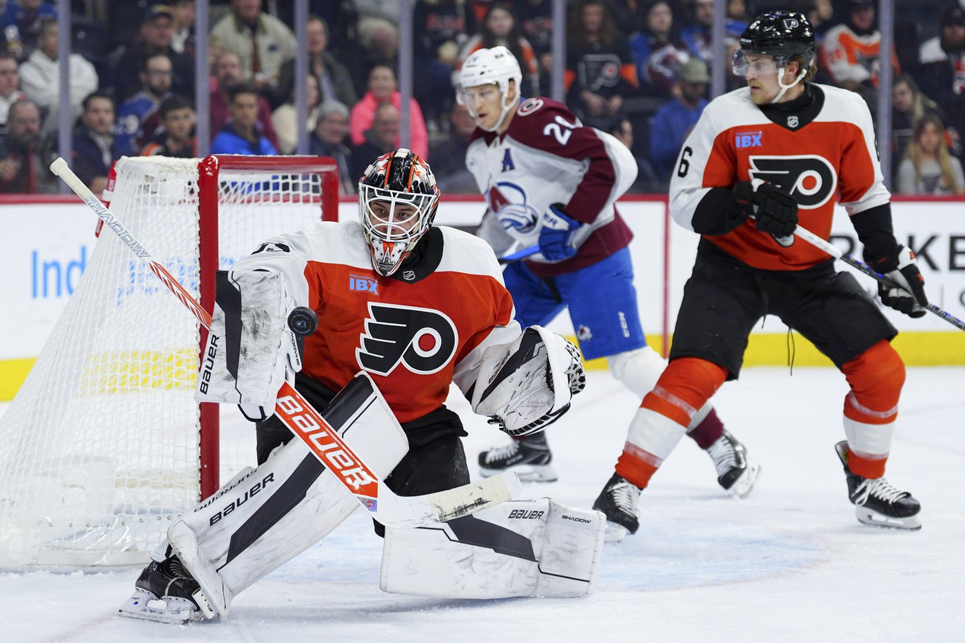 Makar scores 2 goals to lift Colorado past Flyers 3-2 in game marred by injured referee | iNFOnews.ca Makar scores 2 goals to lift Colorado past Flyers 3-2 in game marred by injured referee | iNFOnews.ca