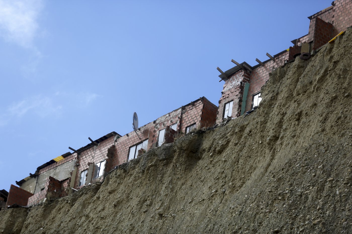 Shamans refuse to evacuate precarious cliff-top shacks in Bolivia despite government order | iNFOnews.ca