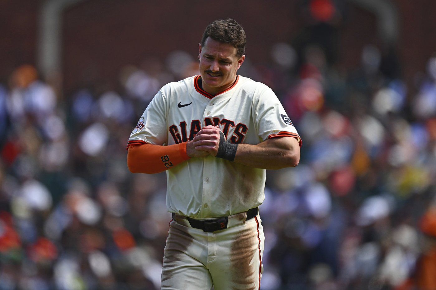 Giants third baseman Matt Chapman goes on 10-day injured list with sprained right hand | iNFOnews.ca