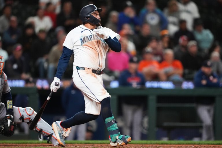 Mariners rally past Astros 6-5 in 10 innings to keep faint playoff hopes alive | iNFOnews.ca