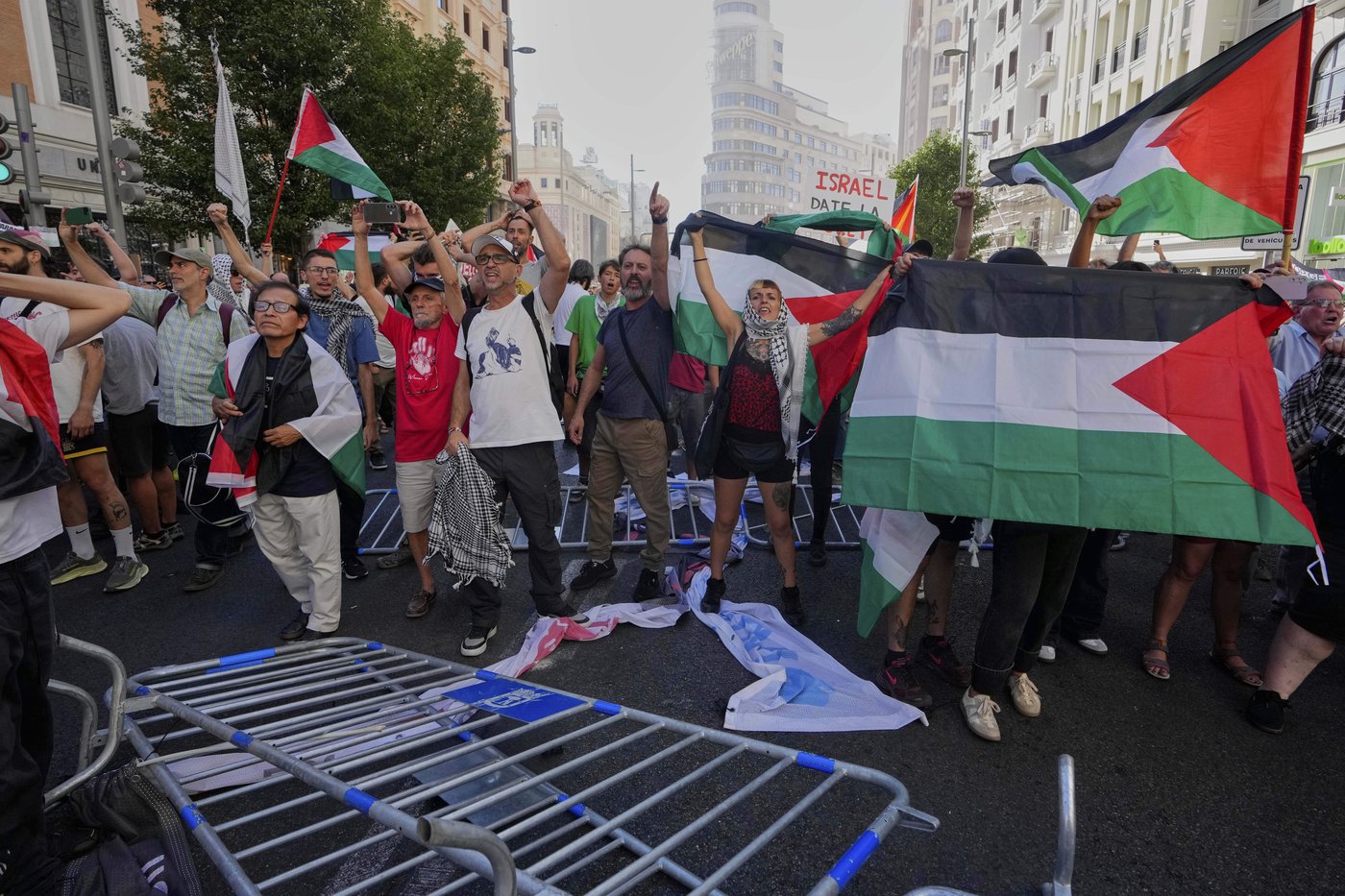 Authorities say over 100,000 at pro-Palestinian protests that forced early end to Spanish Vuelta | iNFOnews.ca