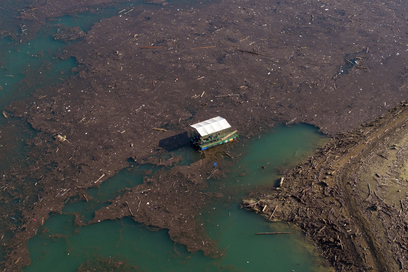 Residents and activists in central Bosnia clean up a lake after massive floods | iNFOnews.ca