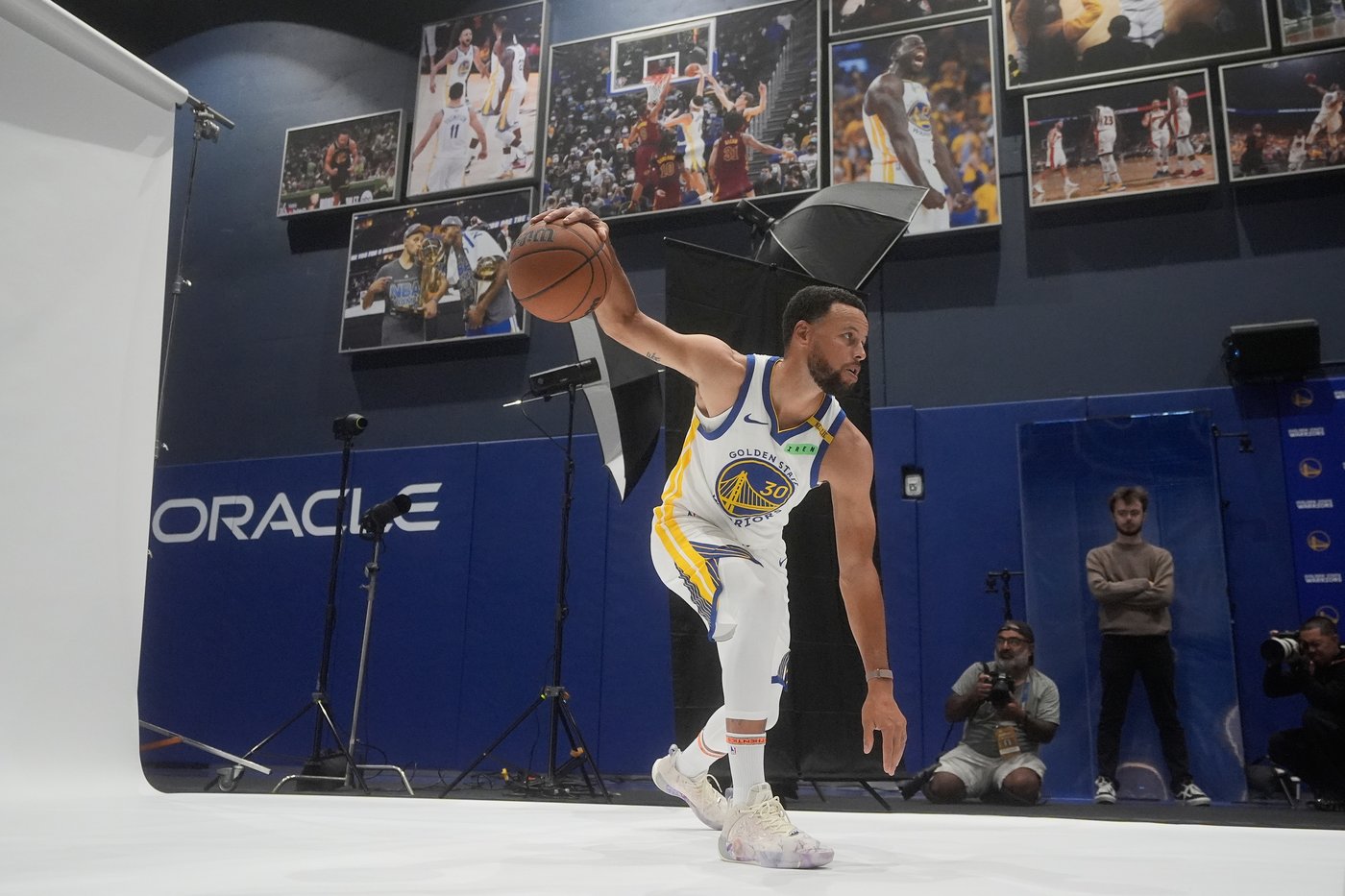 Stephen Curry's desire to win again, finish career with Warriors led to him accepting less money | iNFOnews.ca