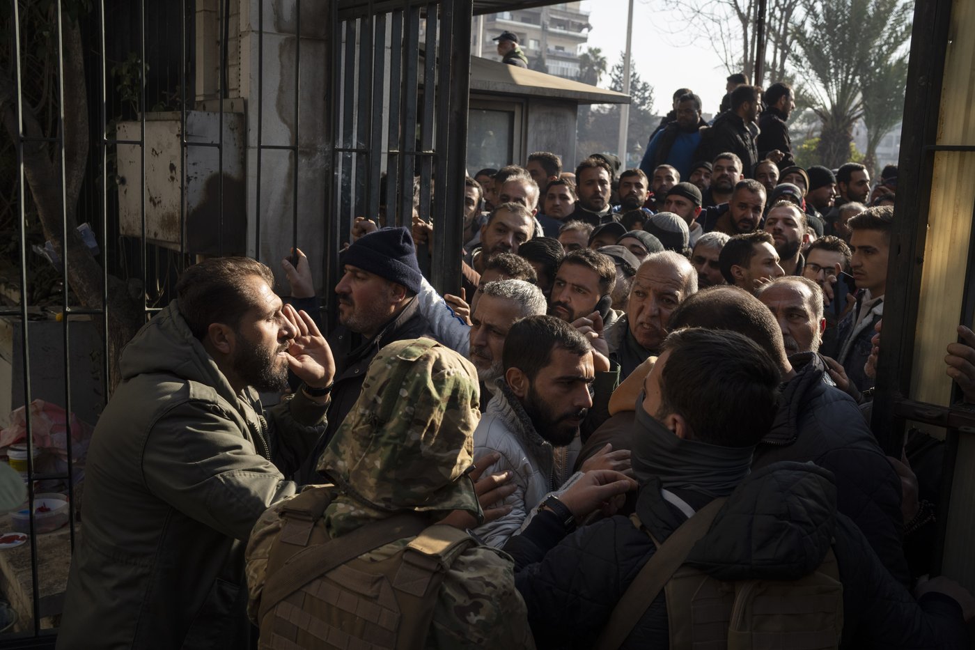 Syrian soldiers distance themselves from Assad in return for promised amnesty | iNFOnews.ca Syrian soldiers distance themselves from Assad in return for promised amnesty | iNFOnews.ca