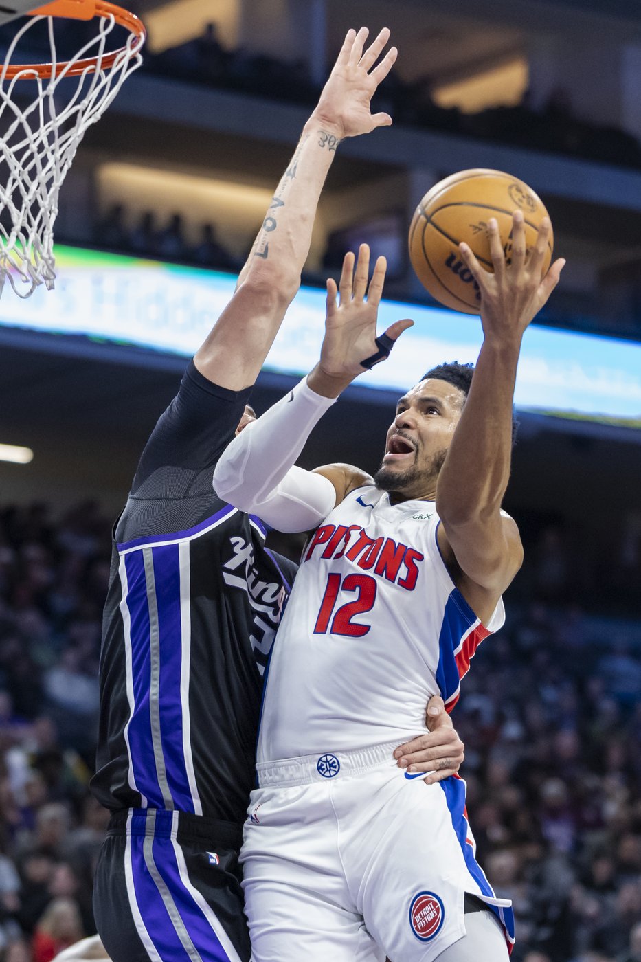 Jaden Ivey's 4-point play with 3 seconds left rallies Pistons past Kings 114-113 | iNFOnews.ca