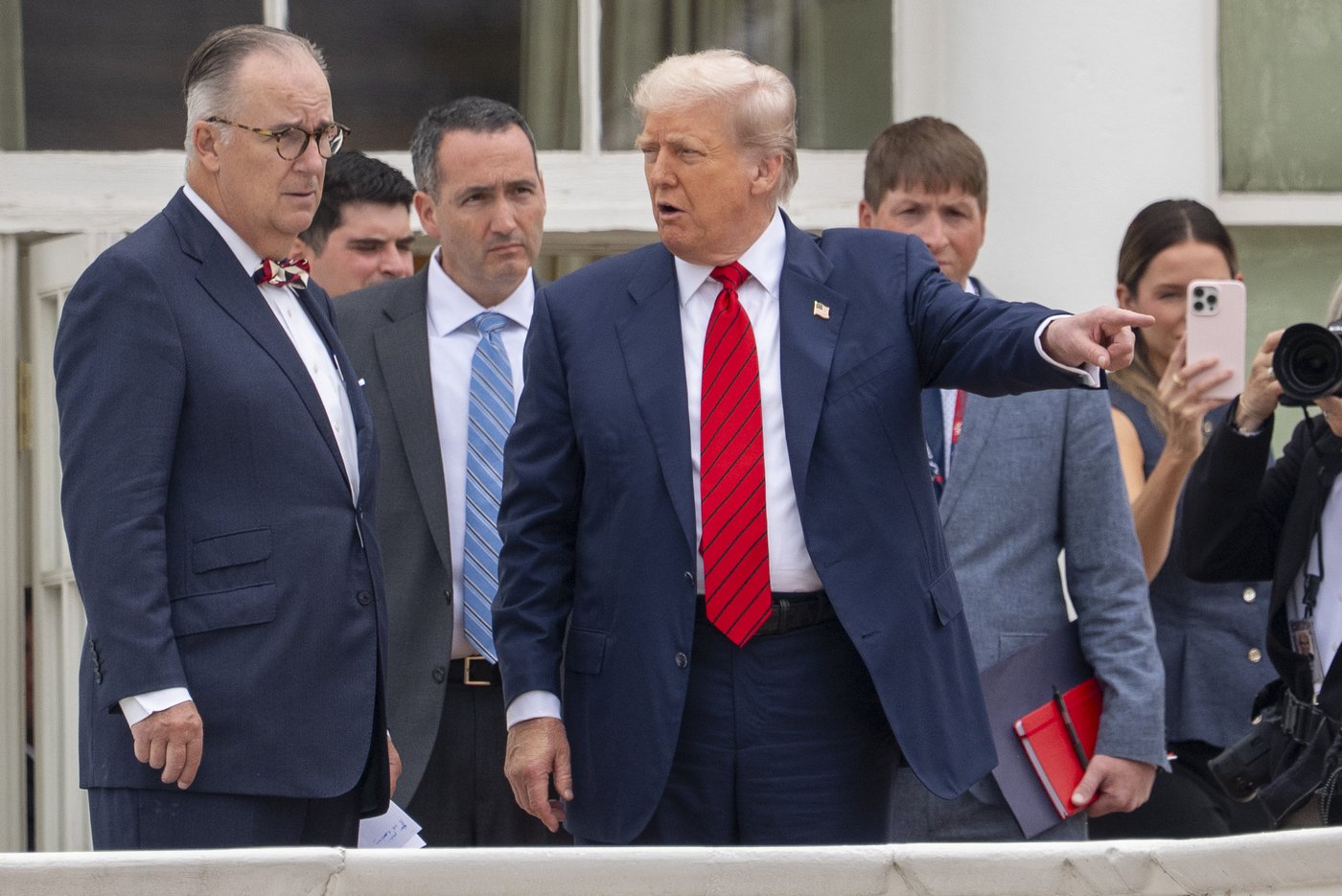 Trump takes an unexpected walk on the White House roof to survey new projects | iNFOnews.ca Trump takes an unexpected walk on the White House roof to survey new projects | iNFOnews.ca
