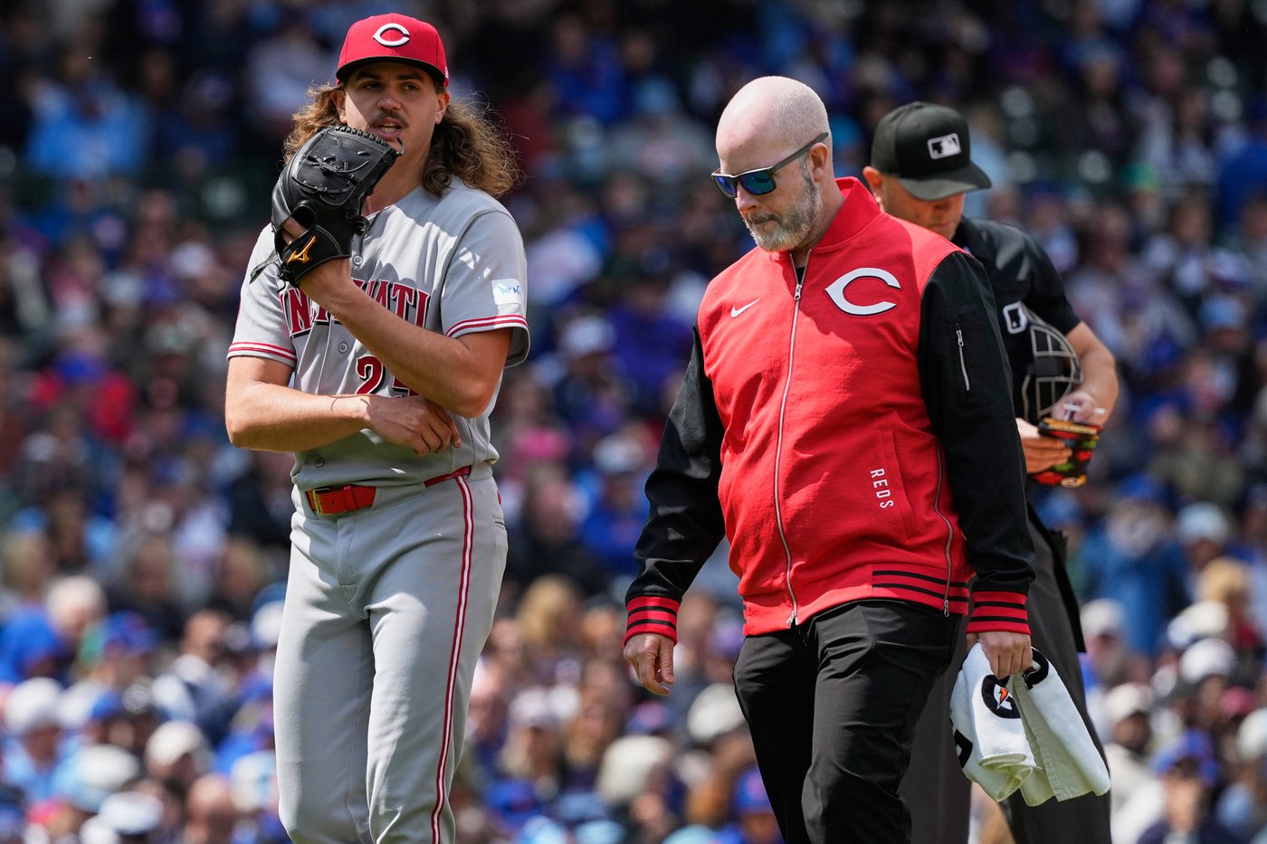 Cincinnati Reds starter Rhett Lowder exits with right shoulder discomfort at Chicago Cubs | iNFOnews.ca