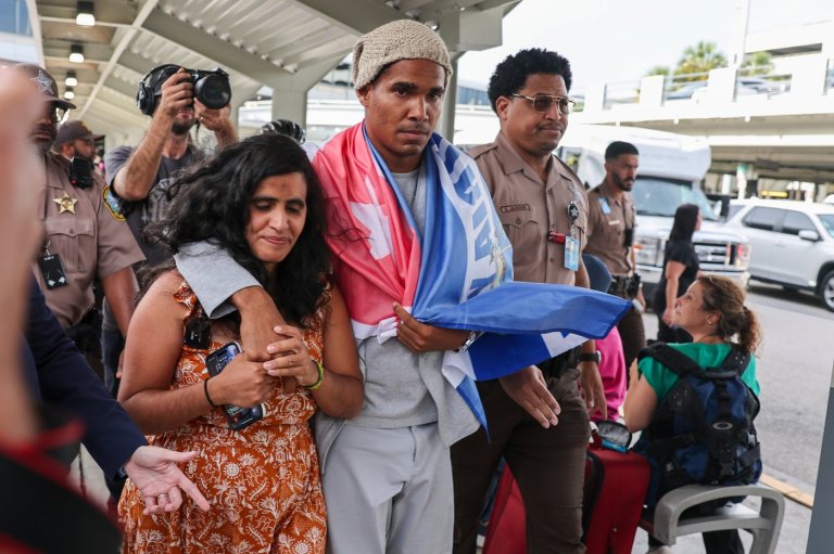 Cuban artist and dissident exiled from country after 5 years in prison arrives in U.S. | iNFOnews.ca