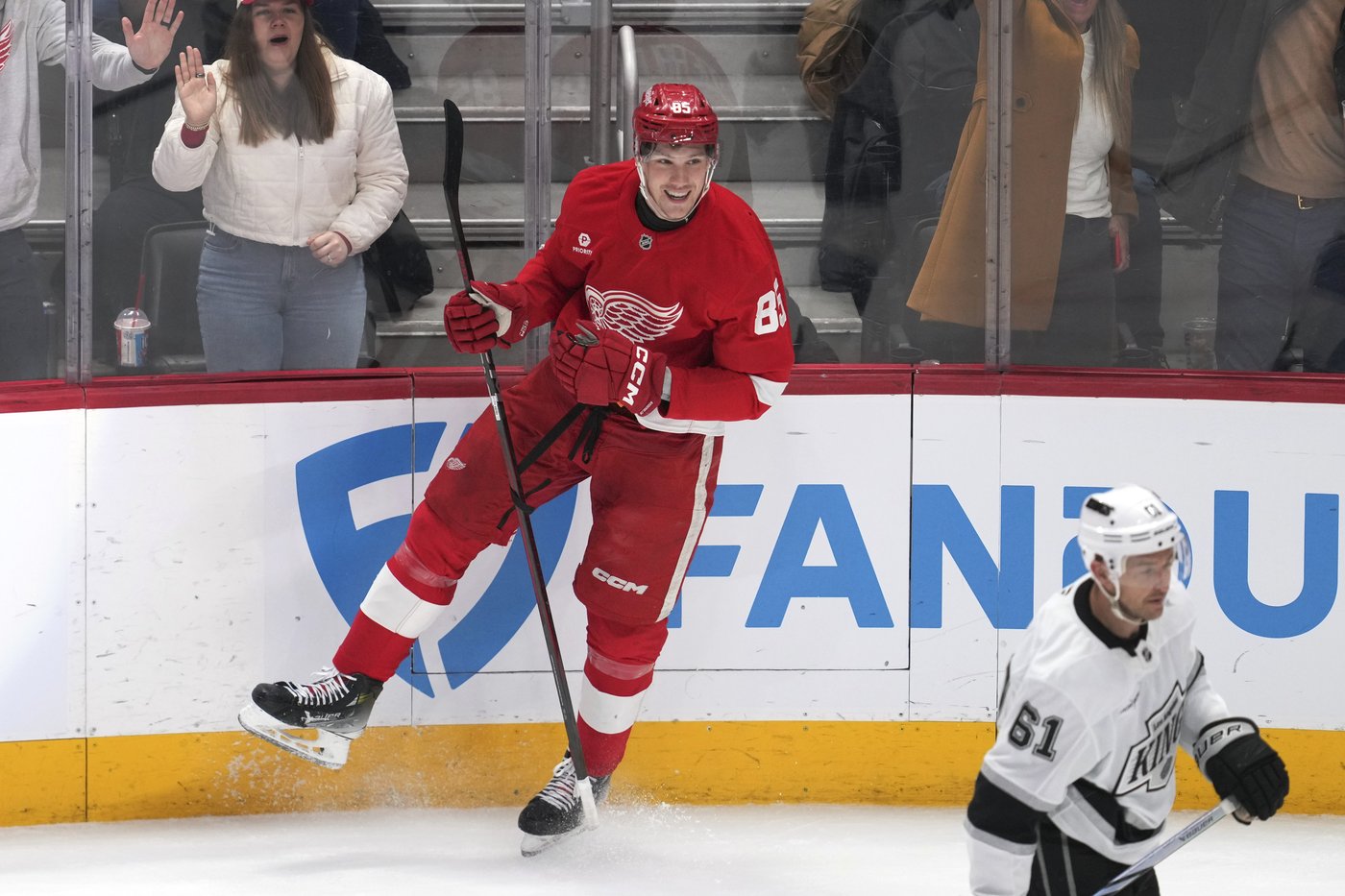Kasper, Raymond help Red Wings beat Kings 5-2 | iNFOnews.ca