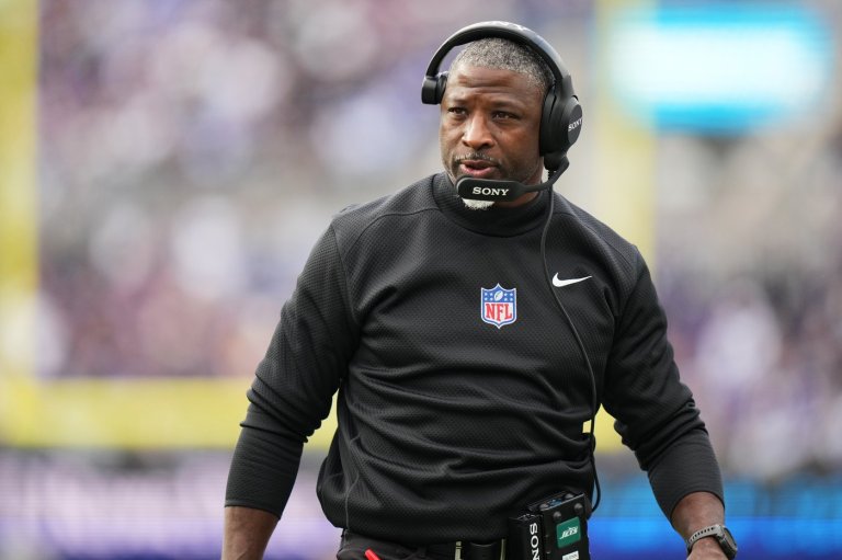 Jets' Aaron Glenn says he and owner Woody Johnson on same page for building foundation in 2-9 season | iNFOnews.ca