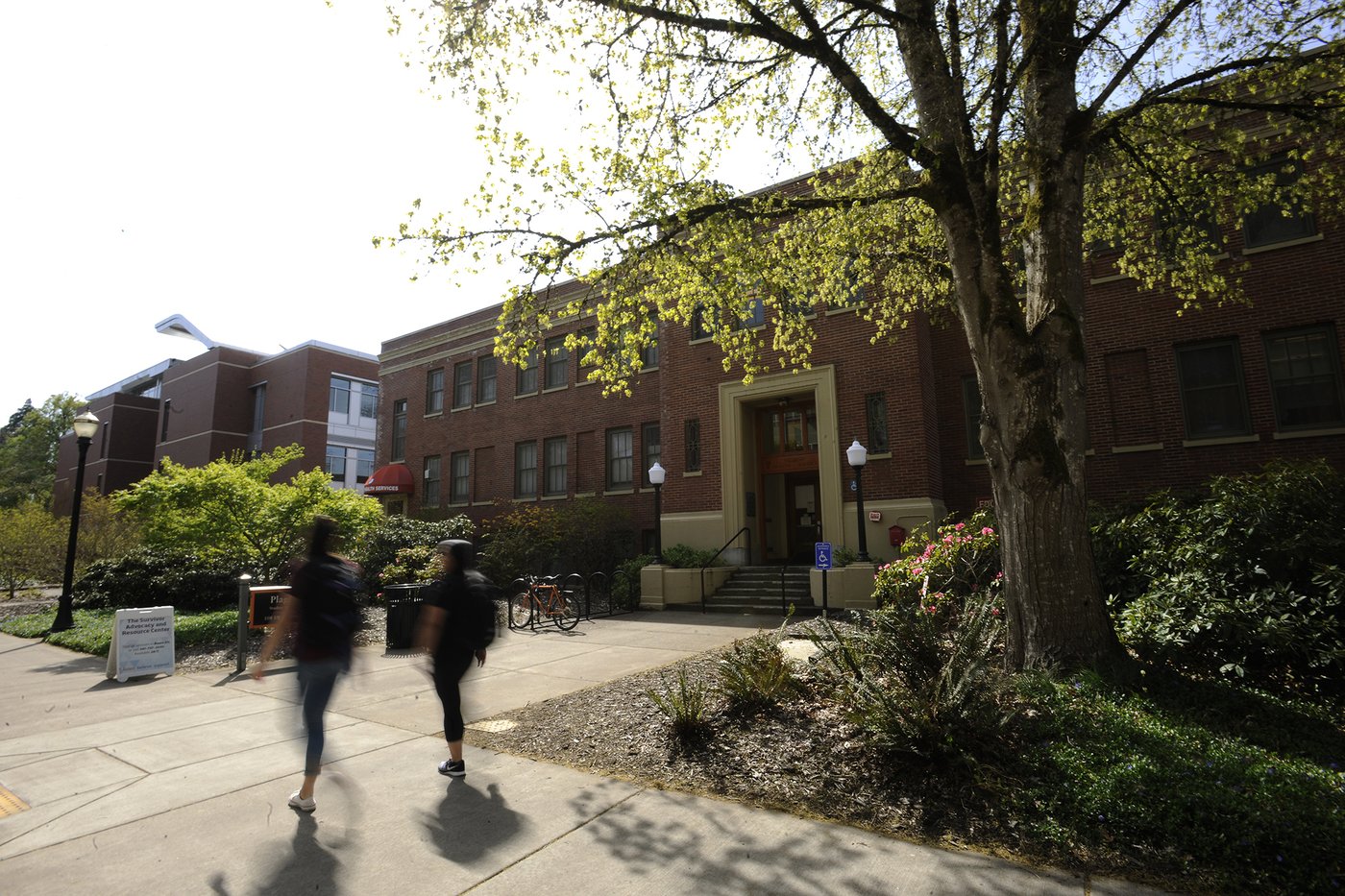 Federal judge orders US to restore visas of 2 international students in Oregon | iNFOnews.ca