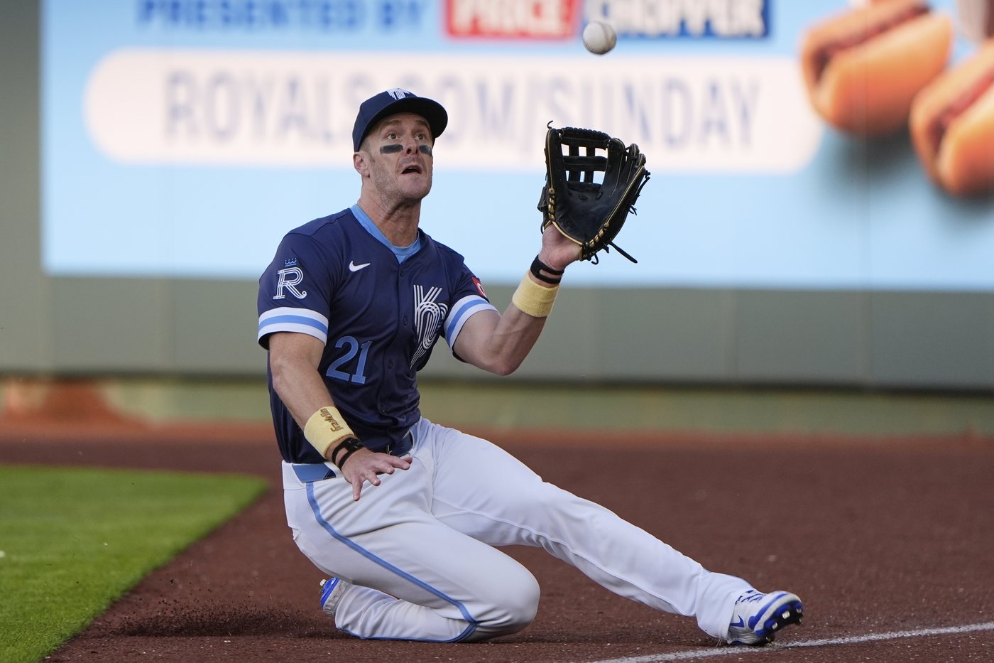 Fermin hits a 12th-inning single to give Royals 2-1 win over Red Sox, 16th win in last 18 games | iNFOnews.ca