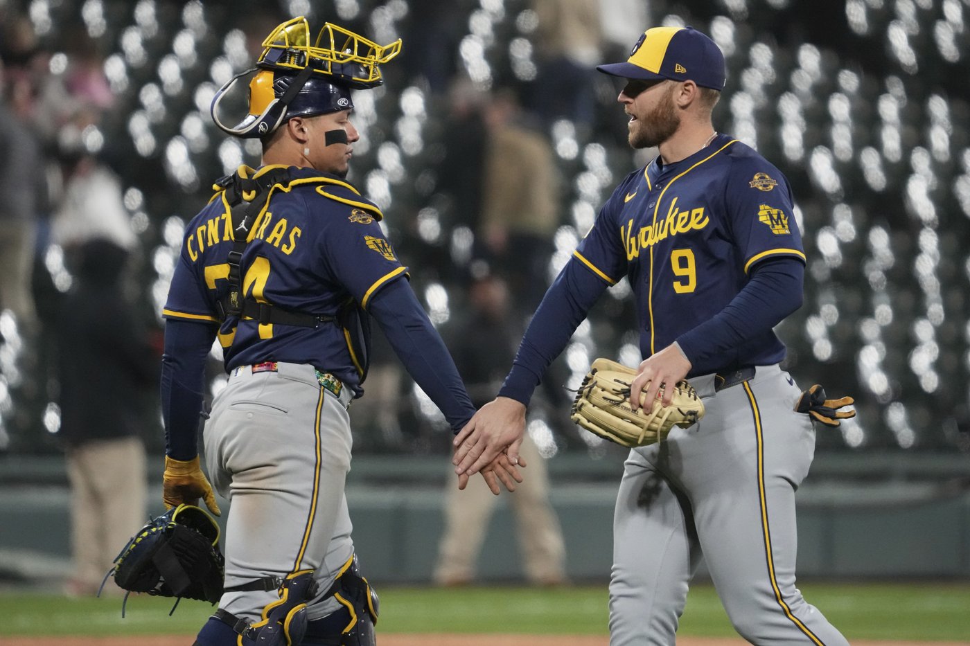 Jake Bauers hits 2-run double in the 8th inning to help the Brewers beat the White Sox 6-4 | iNFOnews.ca