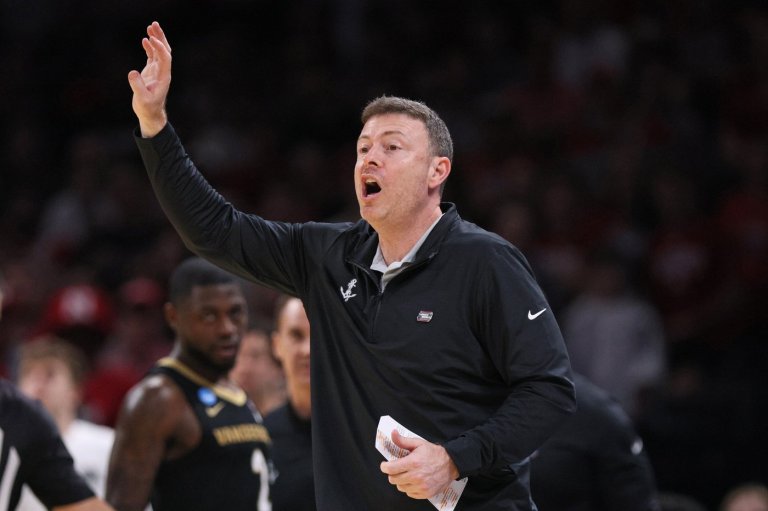 Vanderbilt locks in Mark Byington with an extension after 2 straight NCAA bids | iNFOnews.ca