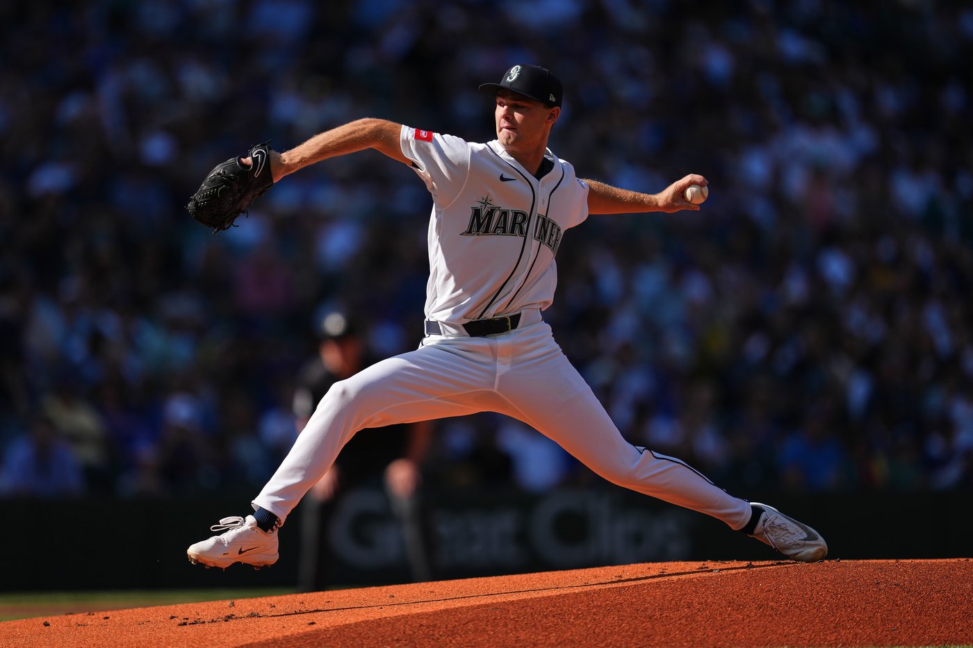 Mariners’ Kade Anderson signs autographs, takes it all in before impressing in big league debut | iNFOnews.ca