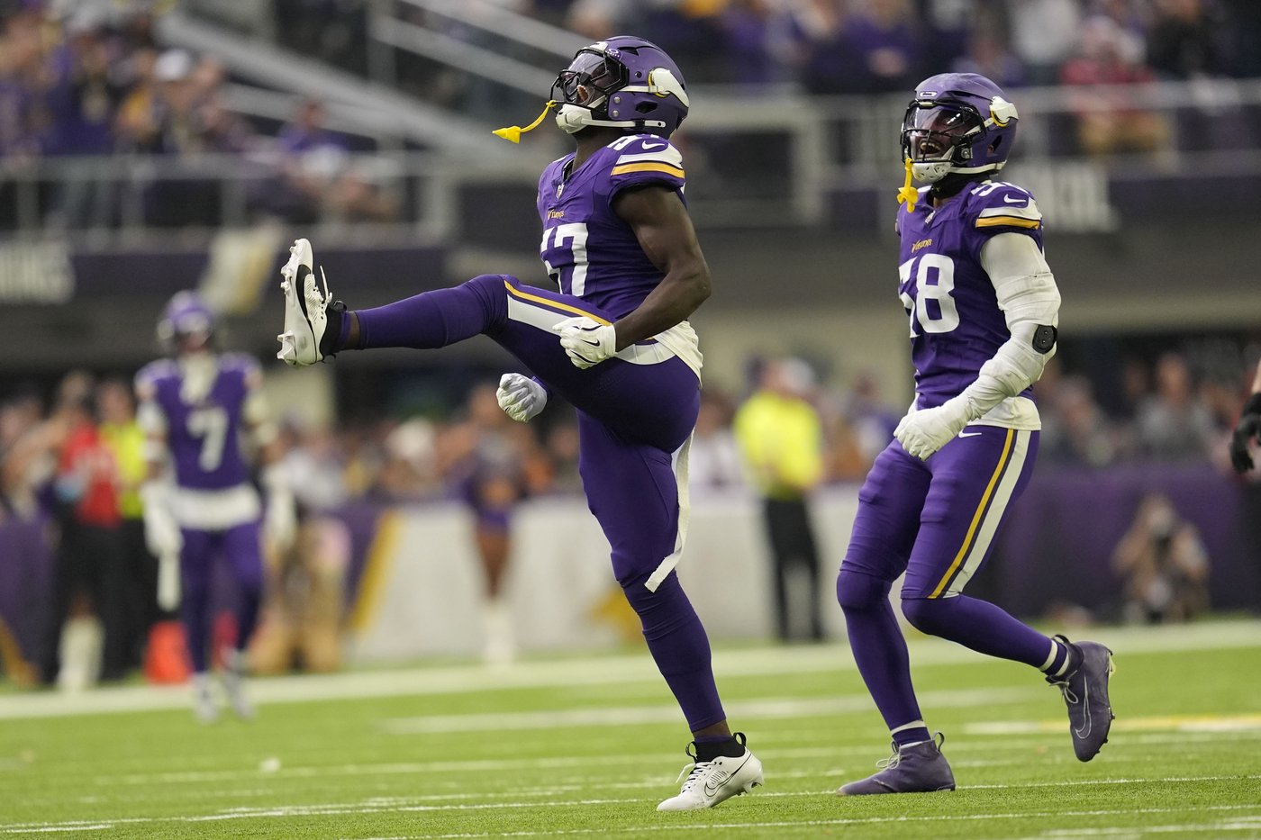 Darnold delivers for Vikings with career-high 347 yards and 5 TDs to beat Falcons, Cousins 42-21 | iNFOnews.ca Darnold delivers for Vikings with career-high 347 yards and 5 TDs to beat Falcons, Cousins 42-21 | iNFOnews.ca