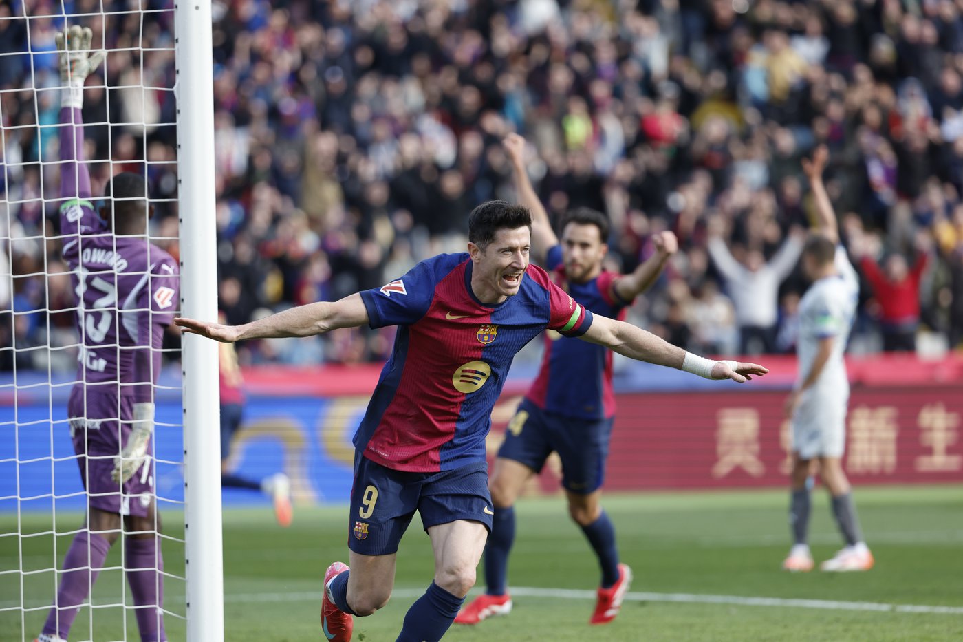 Lewandowski scores winner as Barcelona beats Alaves to move closer to the top in Spanish league | iNFOnews.ca