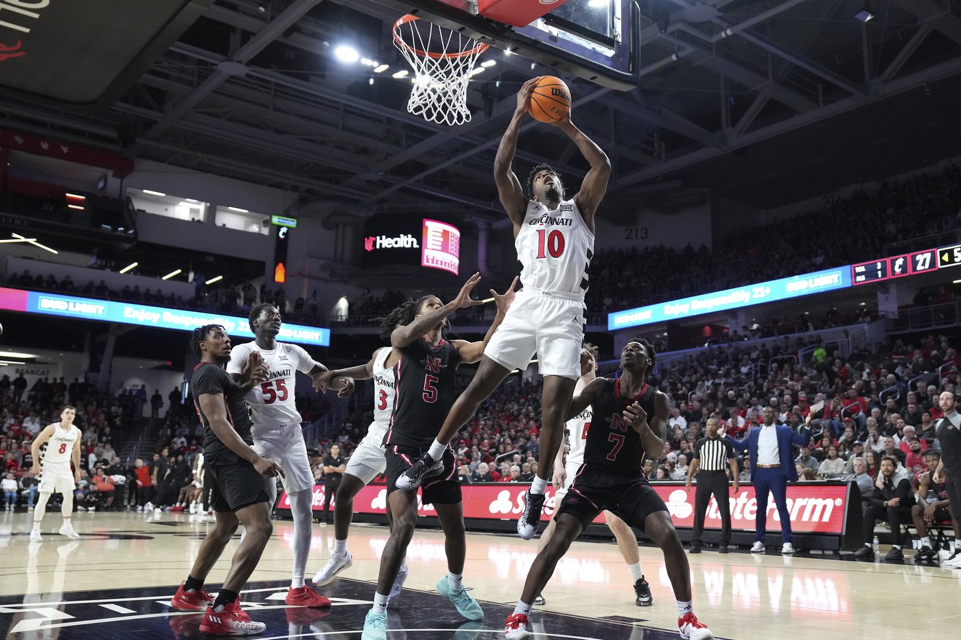 Simas Lukosius, Jizzle James each score 19 points and No. 17 Cincinnati beats Nicholls State 86-49 | iNFOnews.ca