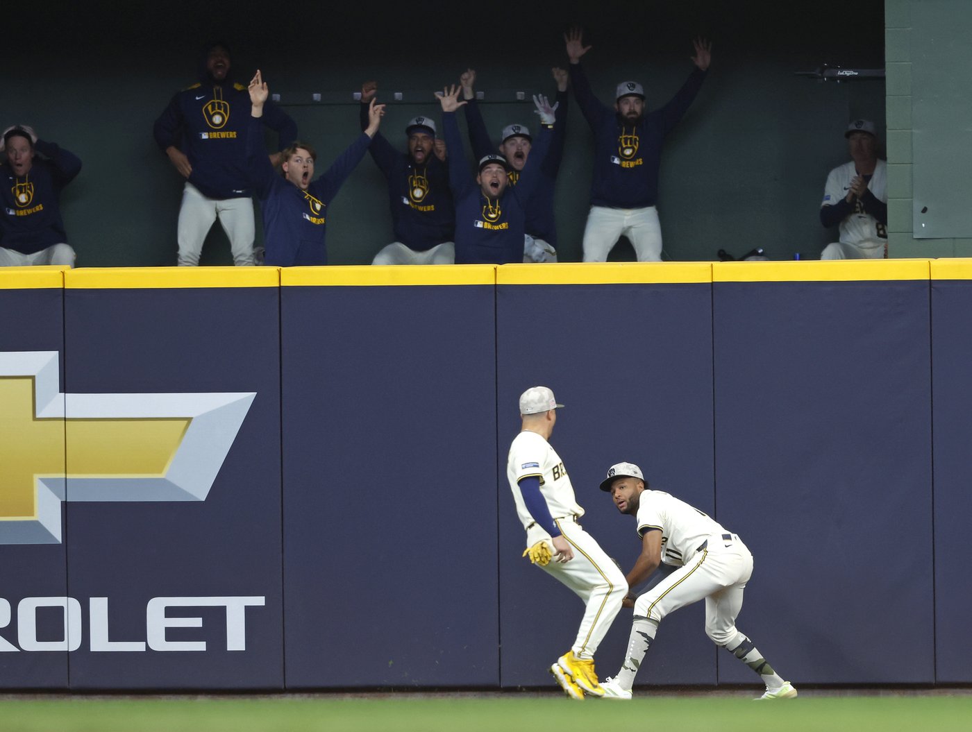 Slumping at the plate, Jackson Chourio makes a game-saving catch for the Brewers | iNFOnews.ca