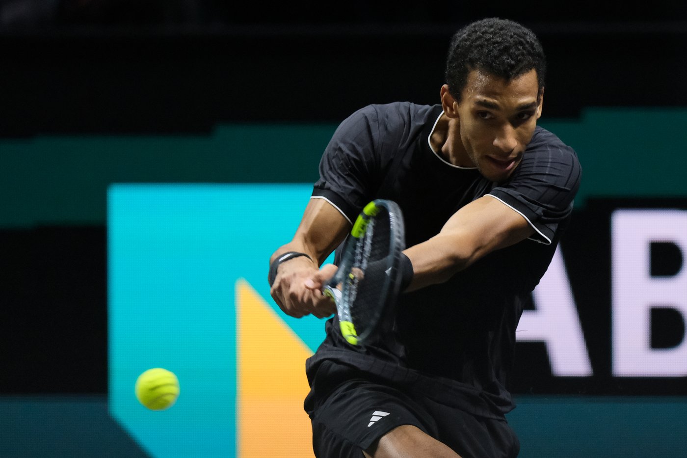 Félix Auger-Aliassime eliminated by Daniil Medvedev in Dubai semifinal | iNFOnews.ca