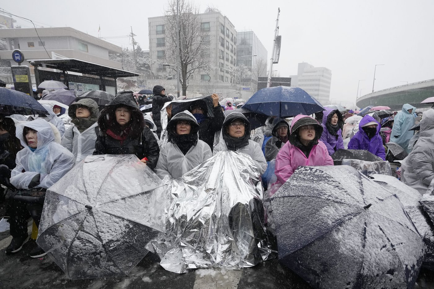 South Korean protesters brave cold to demand Yoon's ouster as detention deadline looms | iNFOnews.ca South Korean protesters brave cold to demand Yoon's ouster as detention deadline looms | iNFOnews.ca