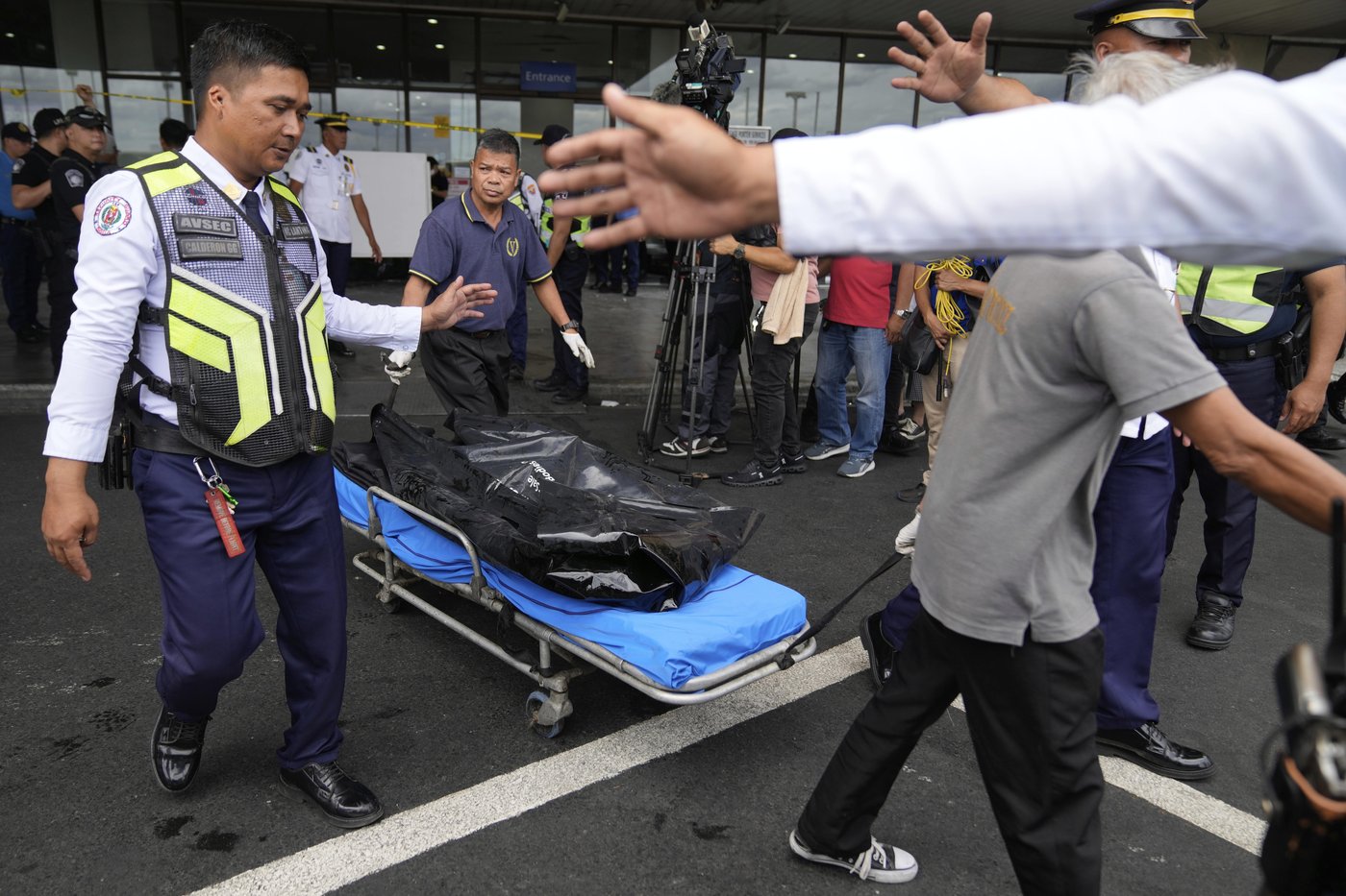 Vehicle crashes into entrance at Manila airport, killing 2 people including a young girl | iNFOnews.ca
