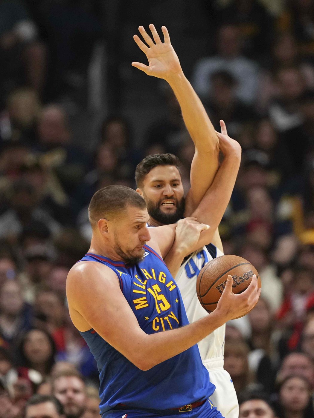 Mavericks recover after losing 24-point lead, overcome Jokic's triple-double to beat Nuggets 123-120 | iNFOnews.ca