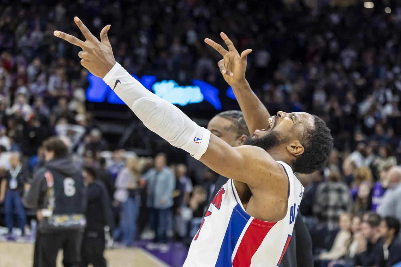Jaden Ivey's 4-point play with 3 seconds left rallies Pistons past Kings 114-113 | iNFOnews.ca