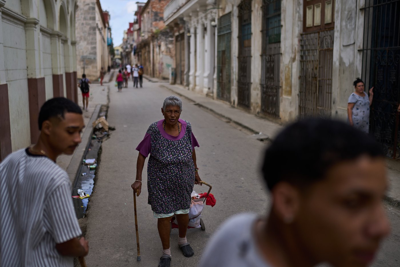 PHOTO ESSAY: AP photos capture elderly Cubans coping with deepening economic crisis | iNFOnews.ca