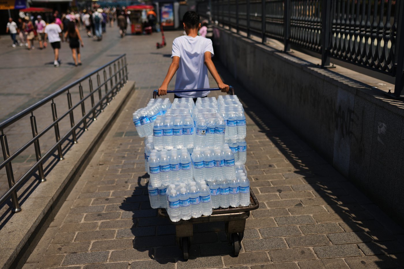 An early heat wave hits Europe, in photos | iNFOnews.ca