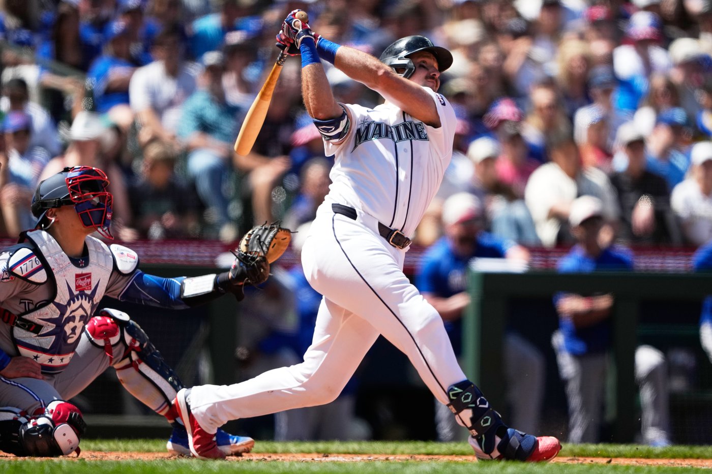 Mariners rout Blue Jays 11-0 behind Logan Gilbert's one-hit outing | iNFOnews.ca