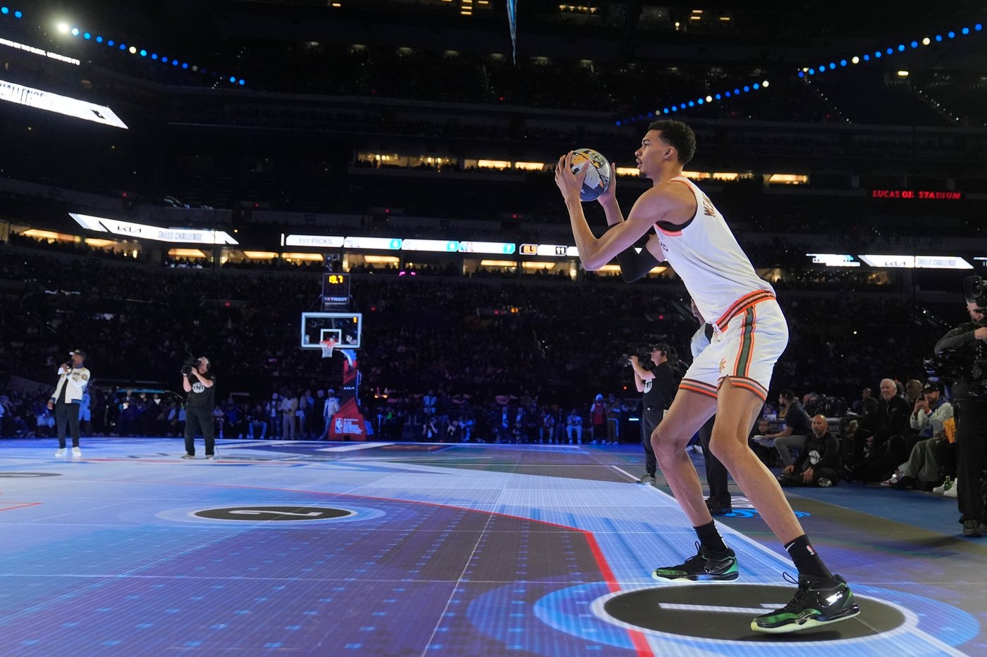 Big 12 will debut a high-tech LED glass court for its men’s and women’s tournaments | iNFOnews.ca Big 12 will debut a high-tech LED glass court for its men’s and women’s tournaments | iNFOnews.ca
