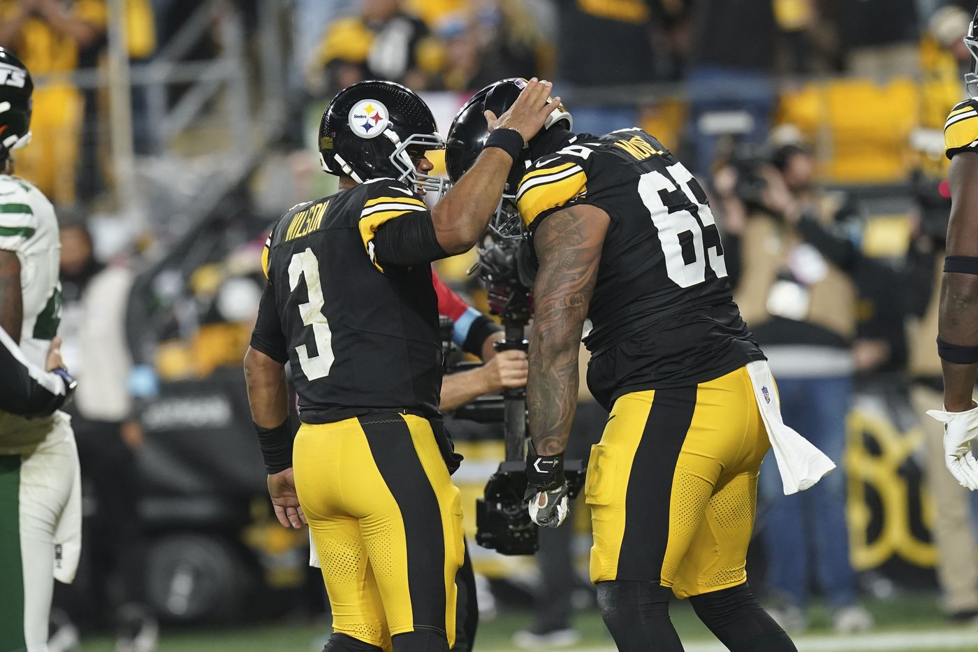 Russell Wilson throws for 2 TDs, runs for another TD in Pittsburgh debut as Steelers rout Jets 37-15 | iNFOnews.ca
