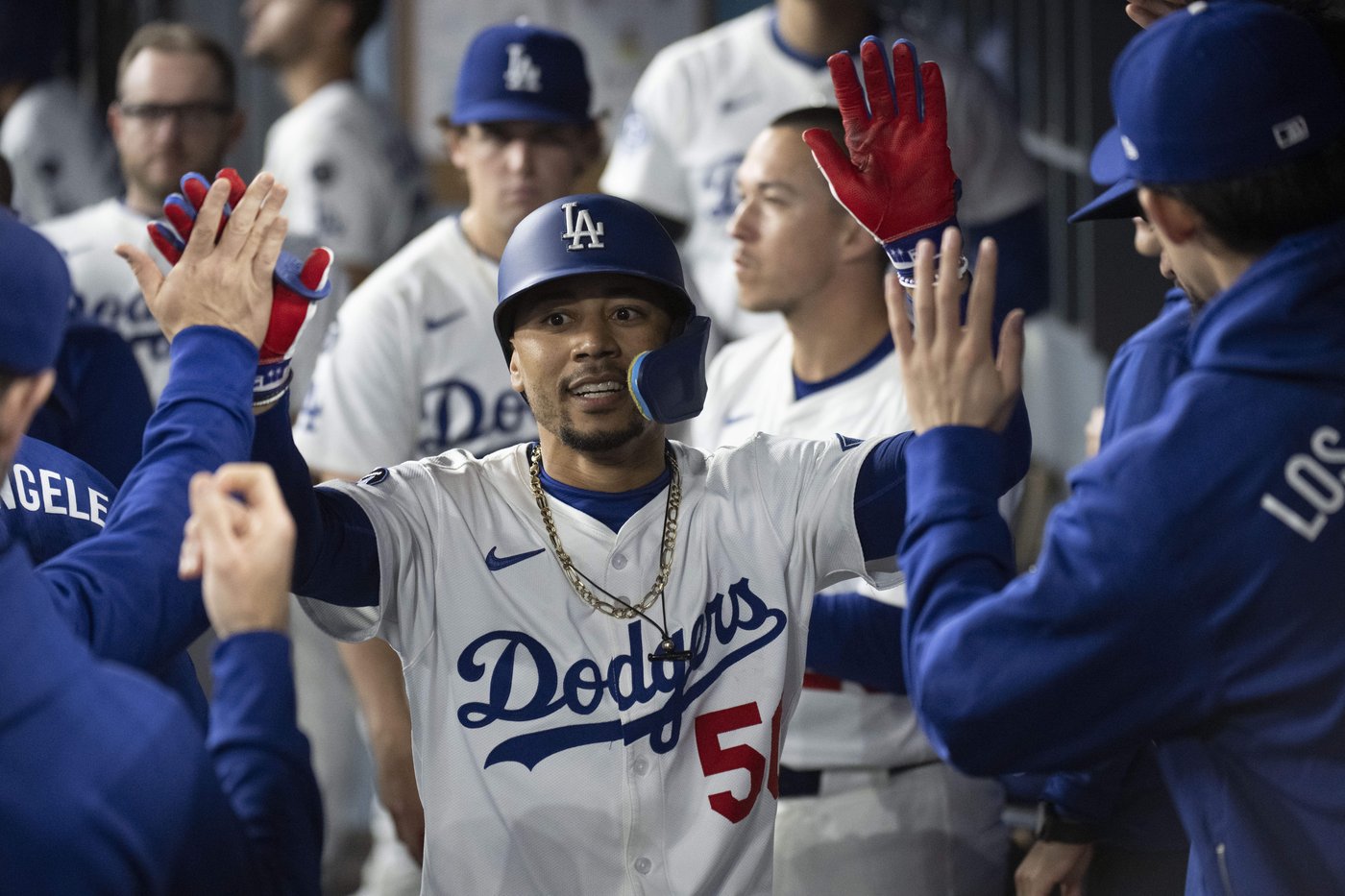 Dodgers shortstop Mookie Betts is day-to-day after injuring his left toe in mishap | iNFOnews.ca Dodgers shortstop Mookie Betts is day-to-day after injuring his left toe in mishap | iNFOnews.ca