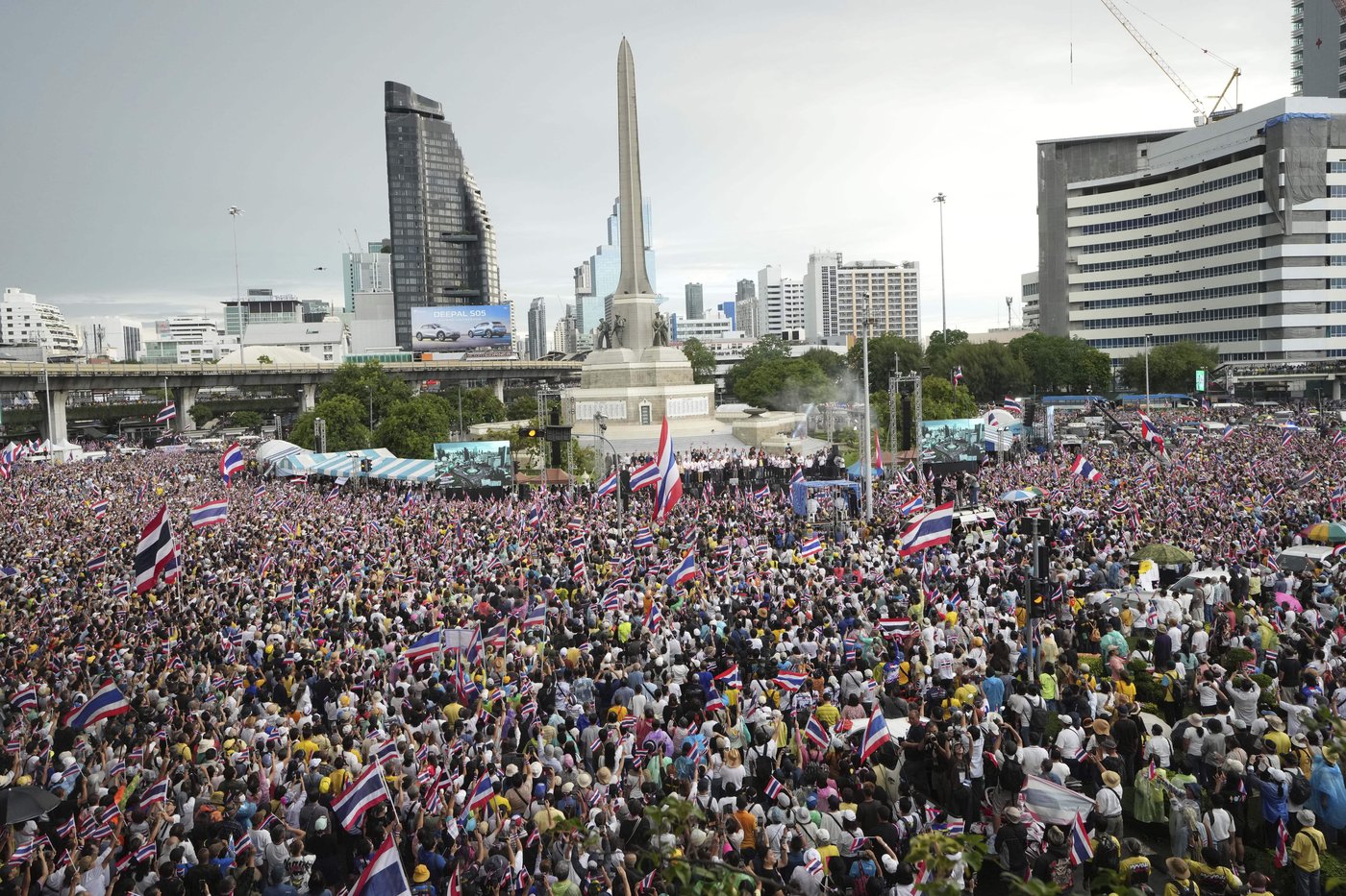 Court suspends Thailand's prime minister to investigate a leaked phone call | iNFOnews.ca