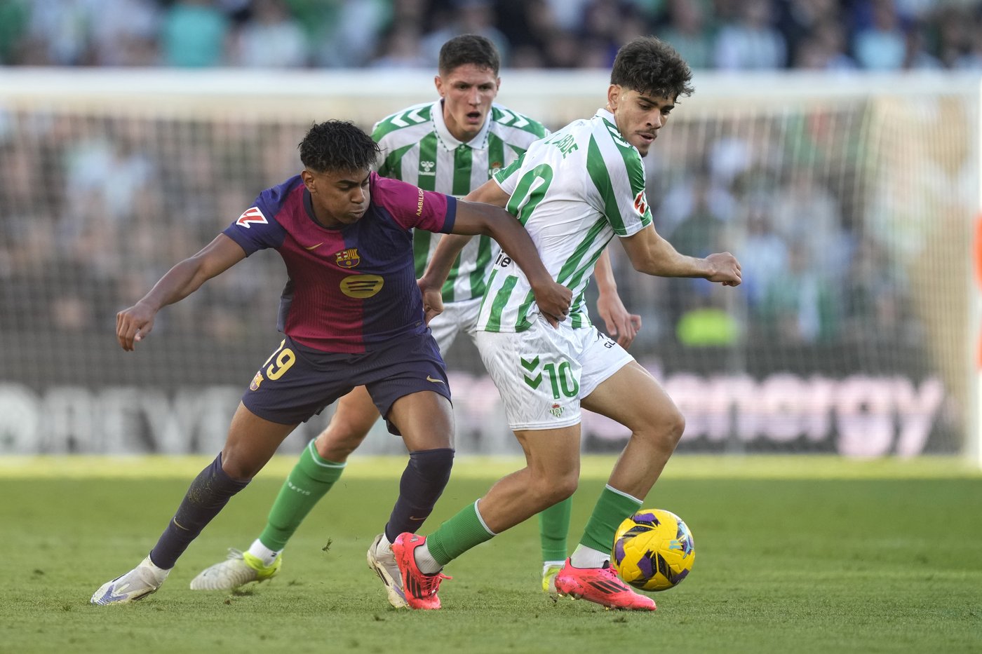 Flick sent off for protesting penalty in Barcelona draw and Real Madrid closes on leader | iNFOnews.ca