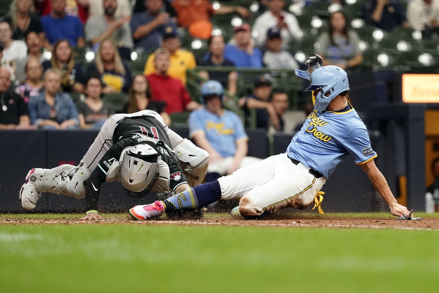 NL Central champion Brewers overcome 8-run deficit and beat Diamondbacks 10-9 | iNFOnews.ca