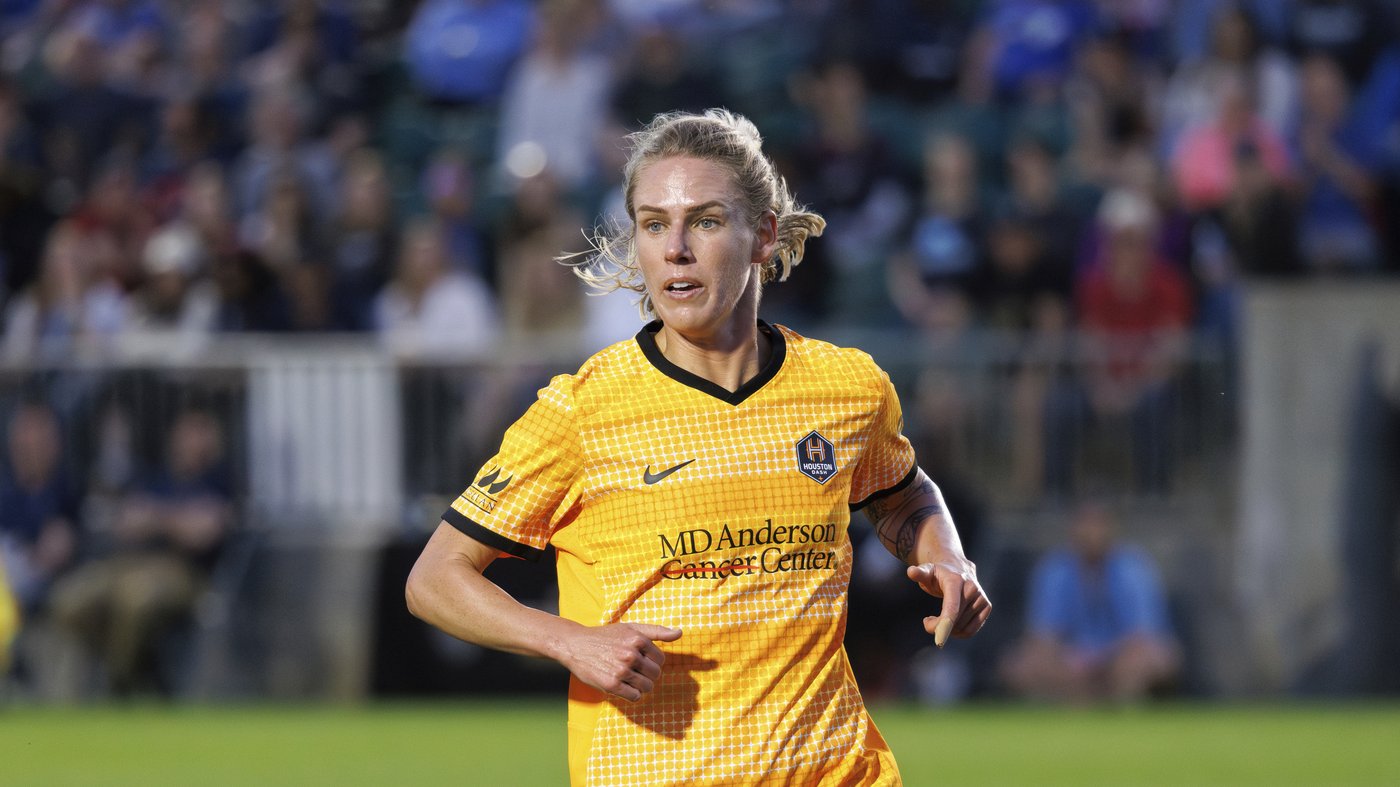 Veteran midfielder Sophie Schmidt done for the season after undergoing knee surgery | iNFOnews.ca Veteran midfielder Sophie Schmidt done for the season after undergoing knee surgery | iNFOnews.ca