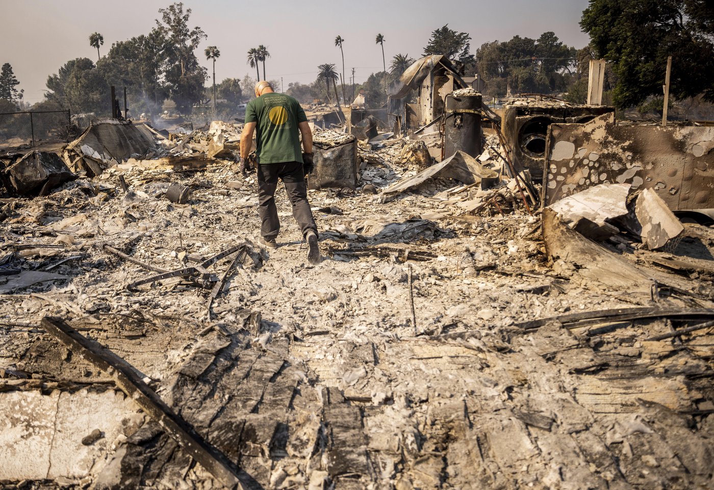 Southern California wildfire destroys 132 structures as officials look for fierce winds to subside | iNFOnews.ca