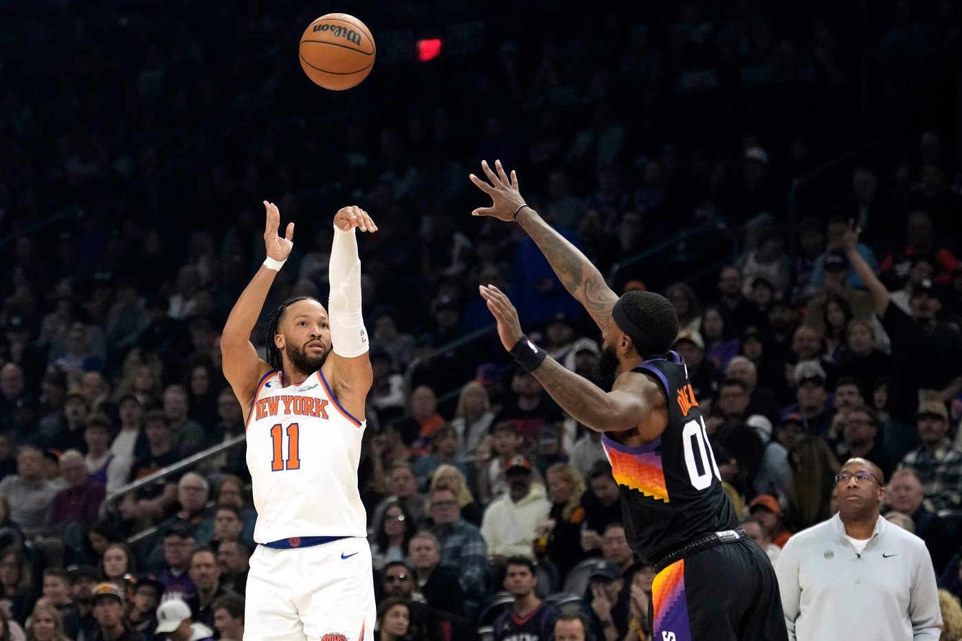 Booker scores 31 points, Brooks adds 27 as Suns hold on to beat Knicks 112-107 | iNFOnews.ca Booker scores 31 points, Brooks adds 27 as Suns hold on to beat Knicks 112-107 | iNFOnews.ca