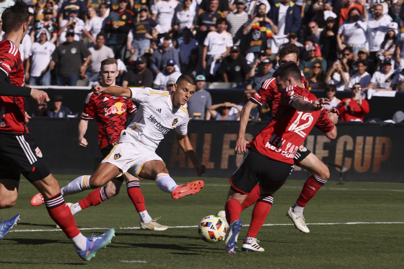 LA Galaxy strike early, hold off New York Red Bulls 2-1 to win their record 6th MLS Cup championship | iNFOnews.ca LA Galaxy strike early, hold off New York Red Bulls 2-1 to win their record 6th MLS Cup championship | iNFOnews.ca
