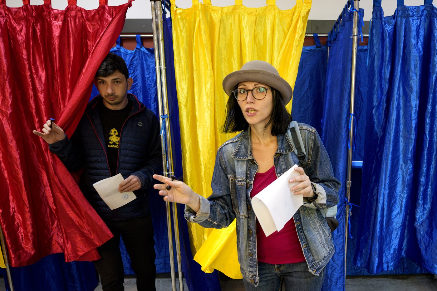 Romanians vote in a tense presidential runoff that pits a nationalist against a pro-EU centrist | iNFOnews.ca Romanians vote in a tense presidential runoff that pits a nationalist against a pro-EU centrist | iNFOnews.ca