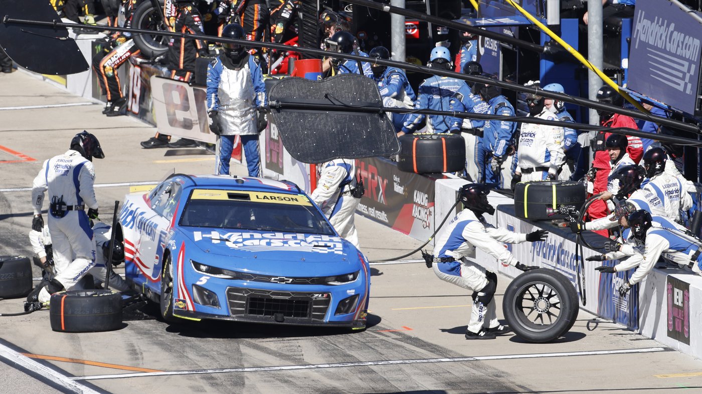 Chastain passes Truex on late restart to win NASCAR Cup Series race at Kansas Speedway | iNFOnews.ca Chastain passes Truex on late restart to win NASCAR Cup Series race at Kansas Speedway | iNFOnews.ca
