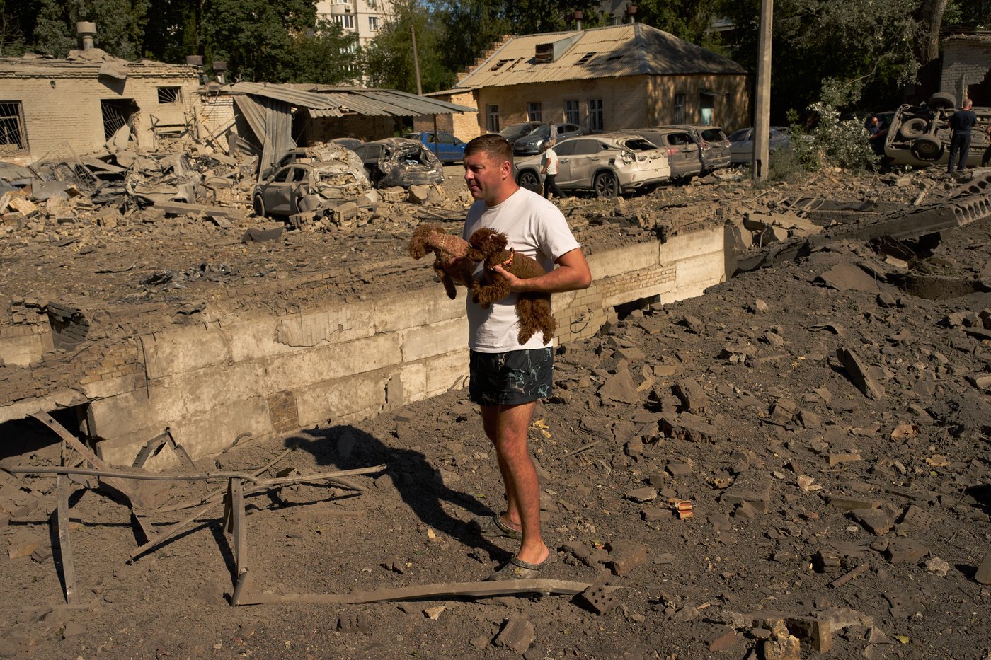 Photos show Kyiv residents clutching pets, collecting bodies after Russian missile and drone attack | iNFOnews.ca