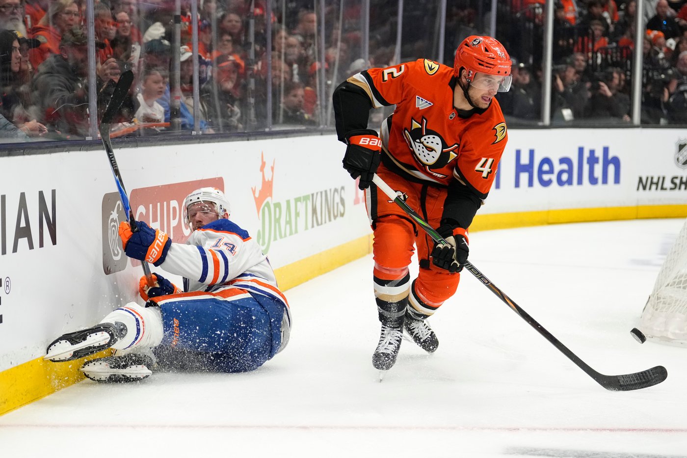 McDavid scores, but Oilers' defence leaky to trail in playoff series against Ducks | iNFOnews.ca McDavid scores, but Oilers' defence leaky to trail in playoff series against Ducks | iNFOnews.ca
