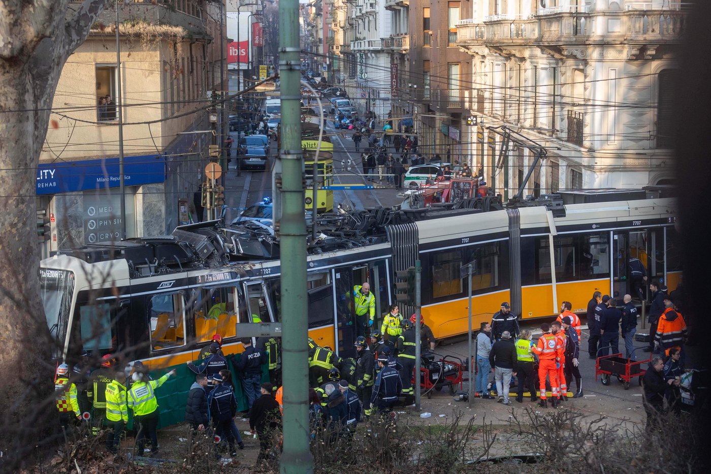 Milan tram derails and slams into a building, killing two people | iNFOnews.ca