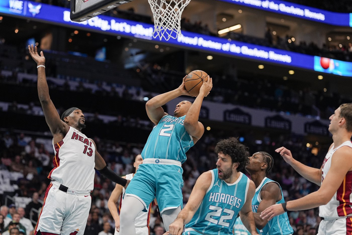 Jimmy Butler's scores 13 of 26 points in fourth quarter as Heat hold off pesky Hornets 114-106 | iNFOnews.ca
