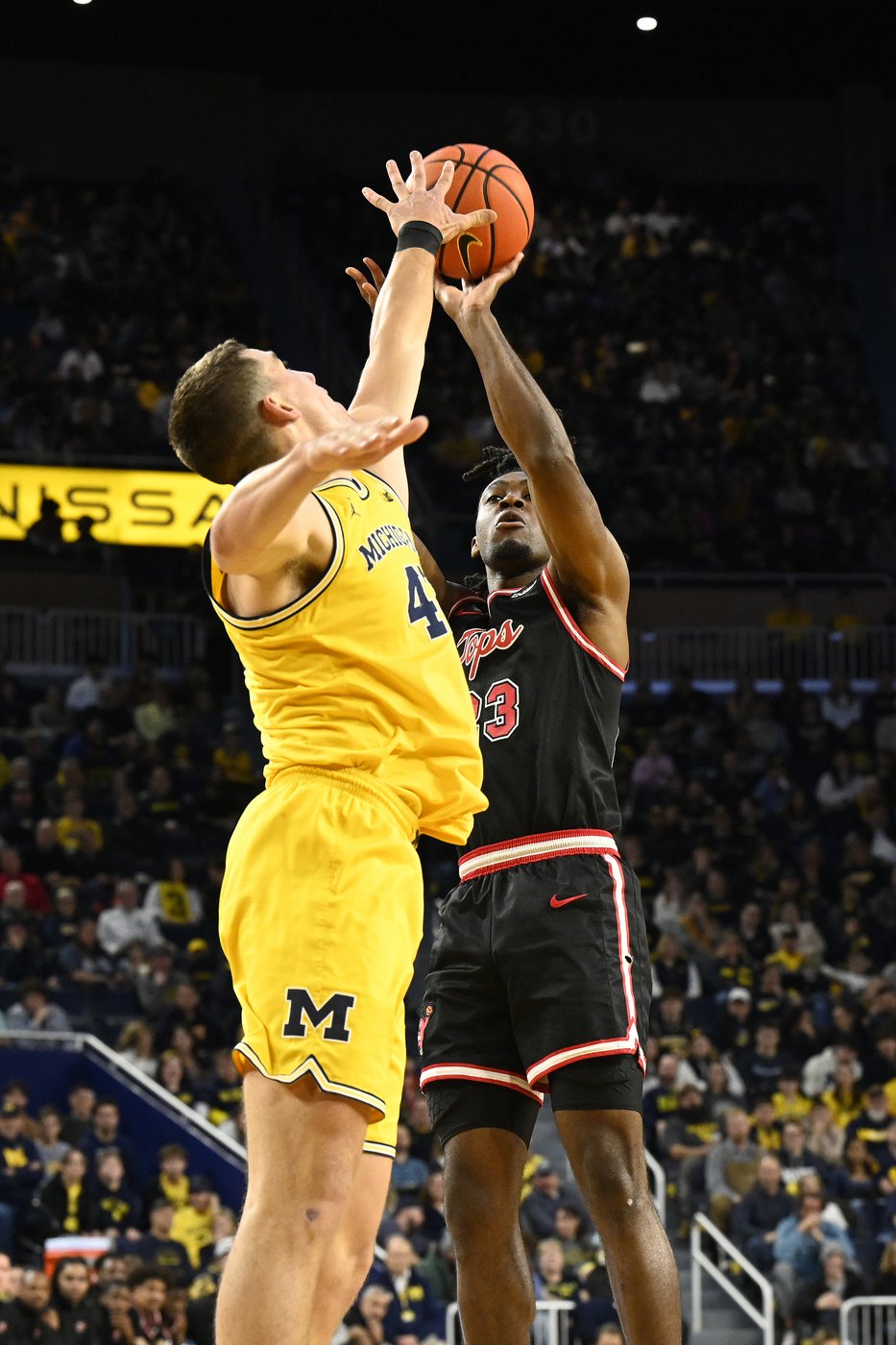 Michigan rolls to 112-64 victory over Western Kentucky | iNFOnews.ca